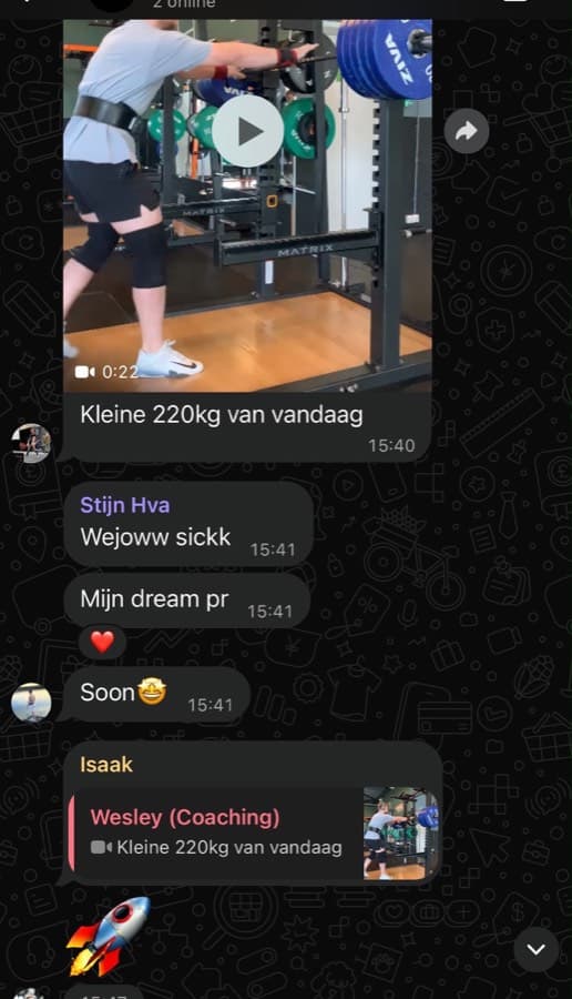 Bericht in de groepsapp bij een squat van 220 kilo. Stijn reageert dat dit zijn droom-PR is.