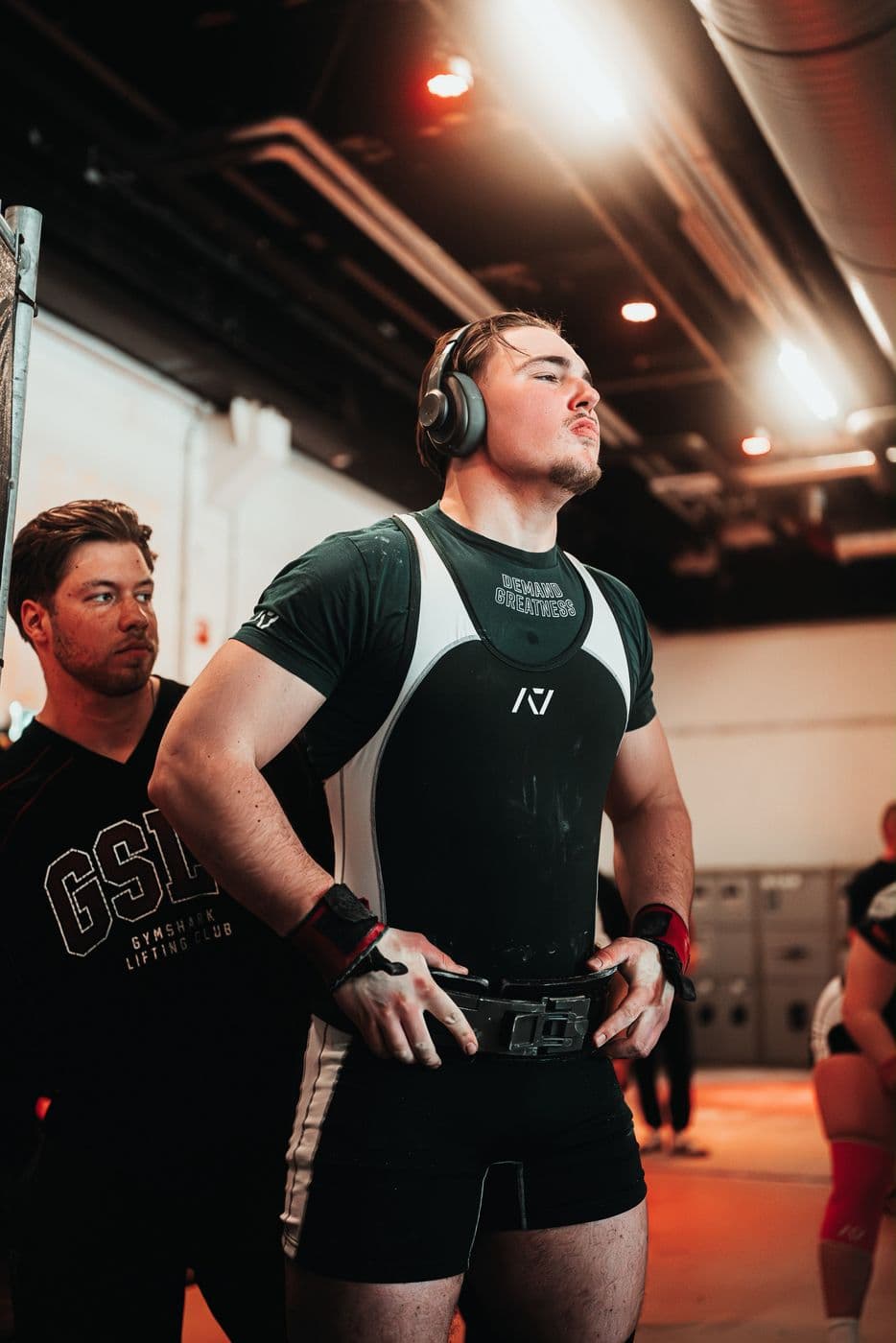 Rian achter een van zijn lifters, vlak voor diens poging op een wedstrijd