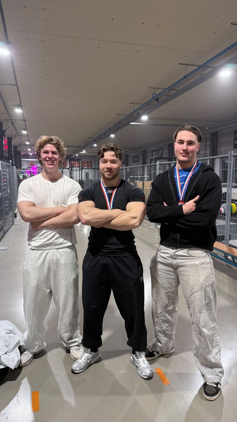 Drie lifters van Rian met hun medailles na een wedstrijddag