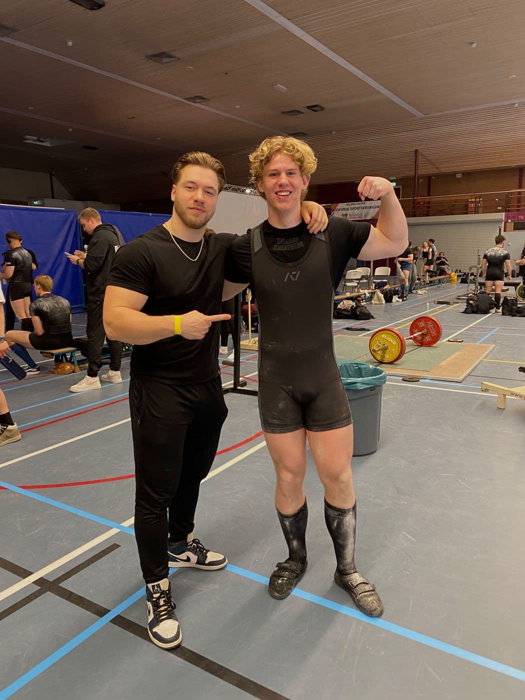 Rian met een klant in wedstrijdtenue na diens poging
