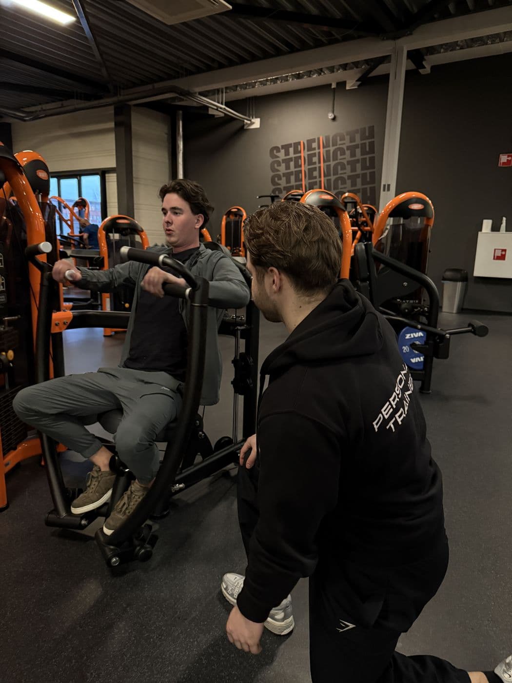 Rian corrigeert de uitvoering van een klant tijdens een set